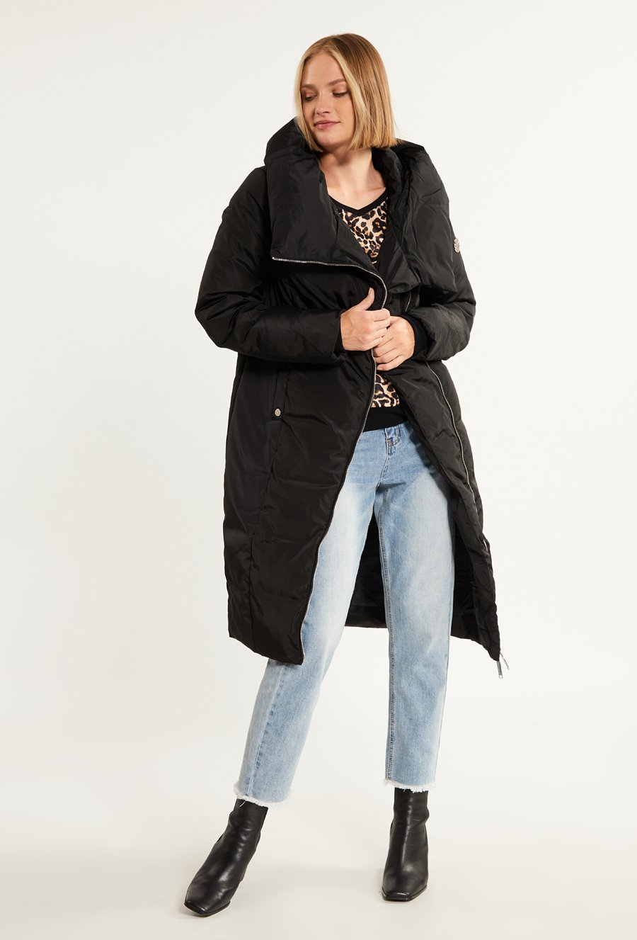 Płaszcz z obszernym kołnierzem