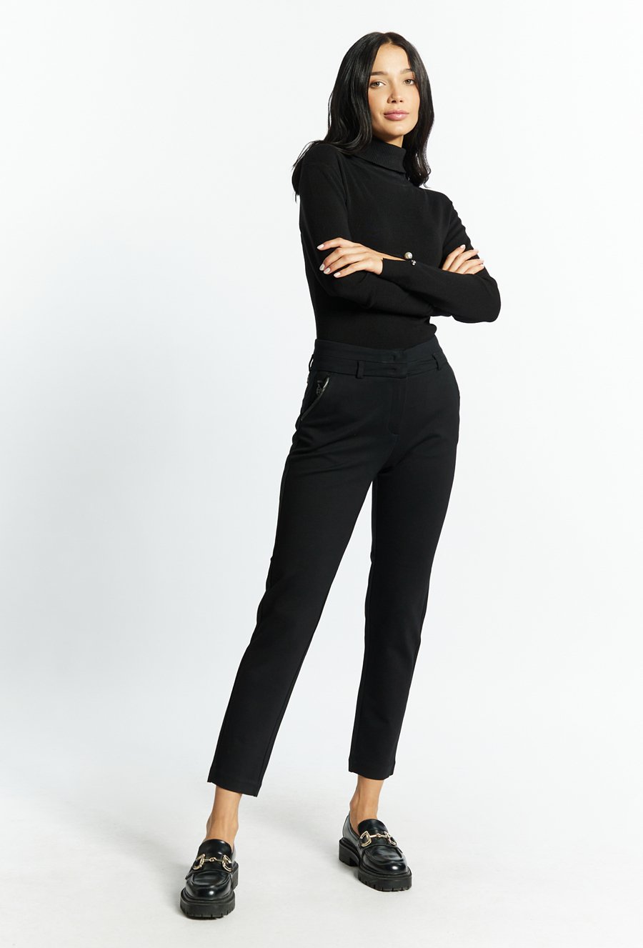 Materiałowe spodnie z kieszeniami