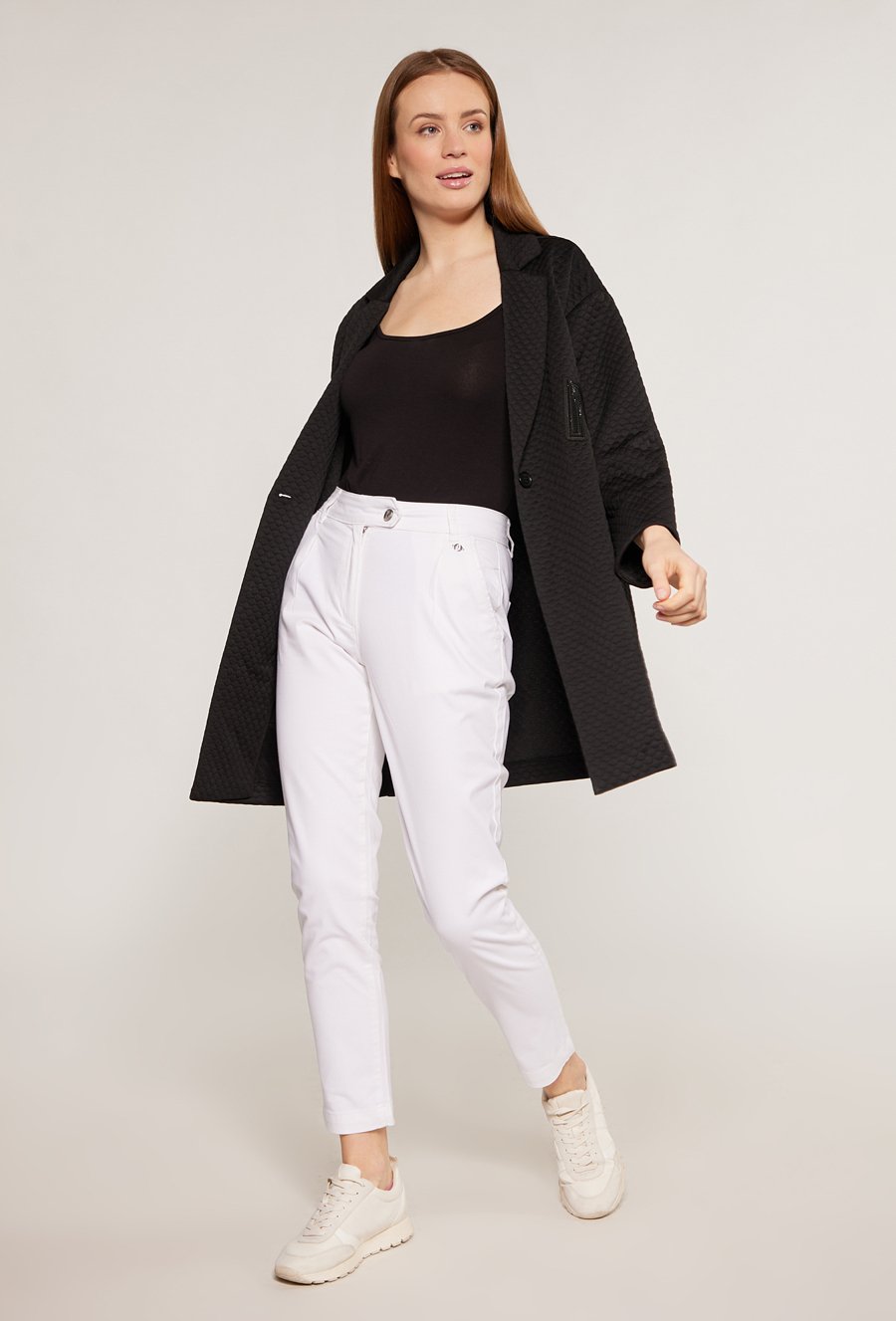 Materiałowe spodnie z kieszeniami