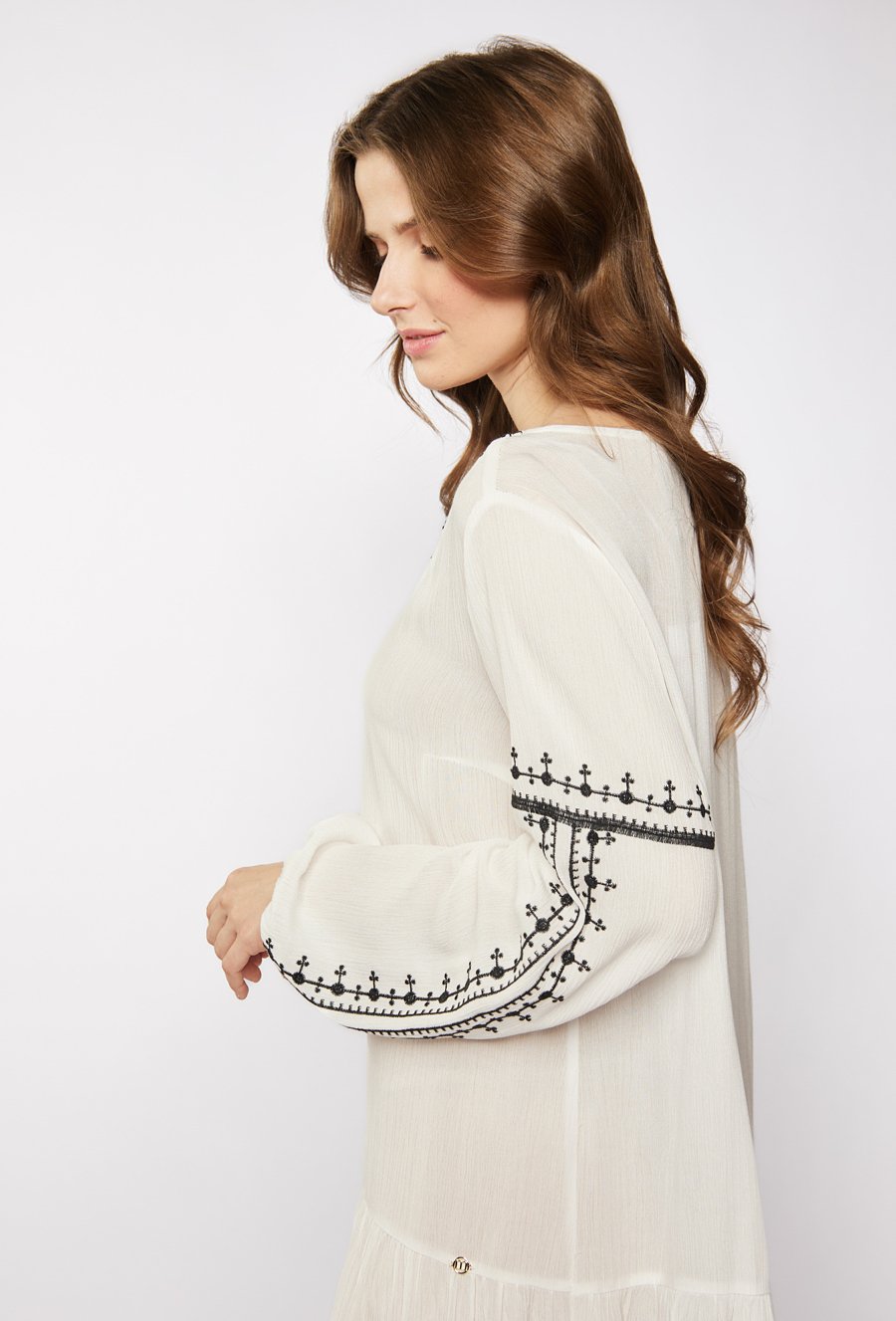 Sukienka o swobodnym kroju z falbaną