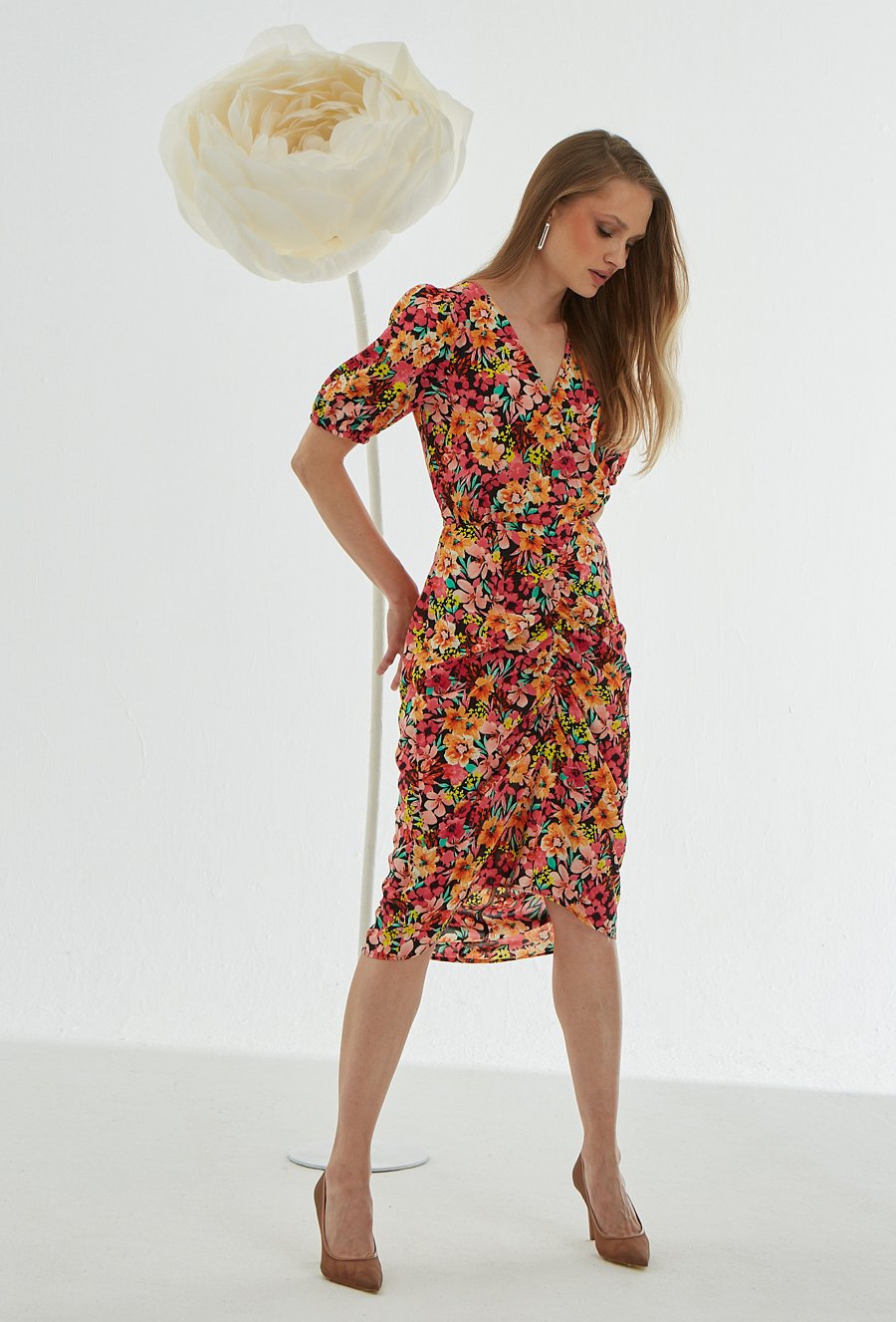 Dopasowana sukienka w kwiaty z satyny