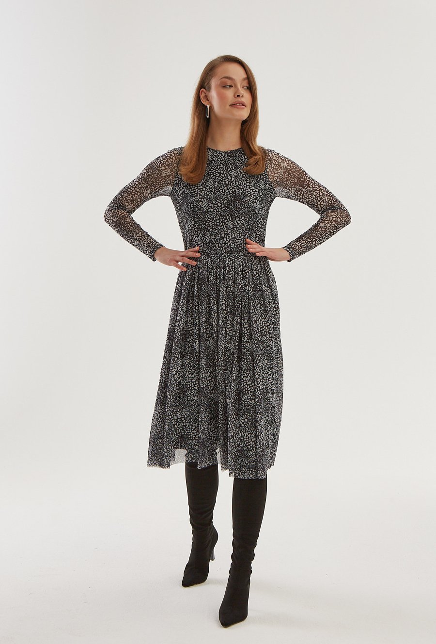 Czarna sukienka z mesh'owej tkaniny