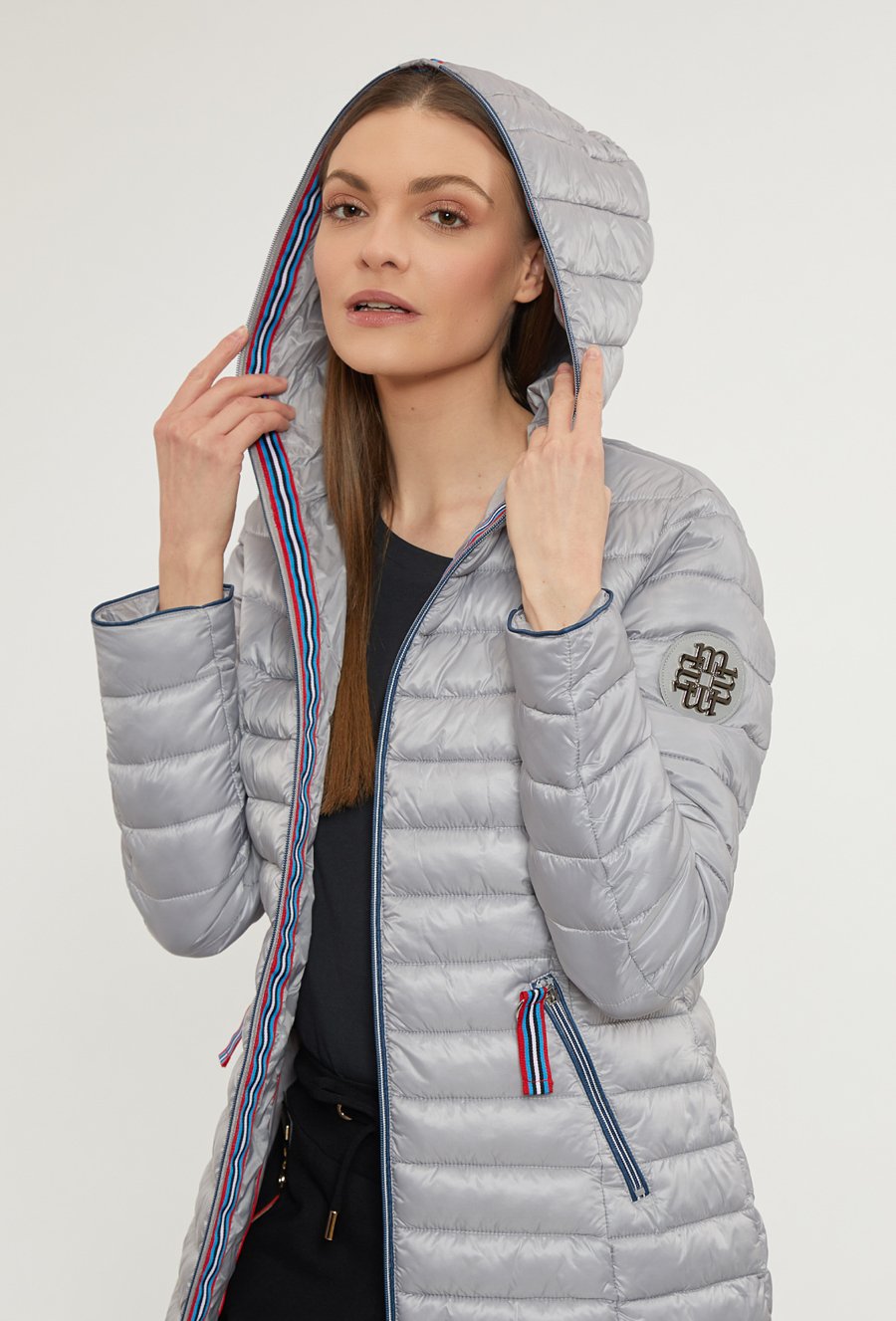 Pikowany płaszcz damski z kolorowymi wstawkami