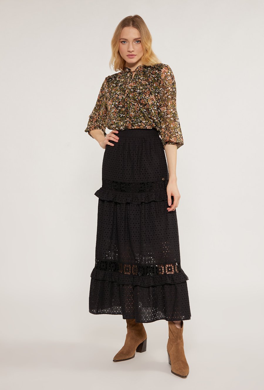 Sp&oacute;dnica maxi z ażurowym wzorem