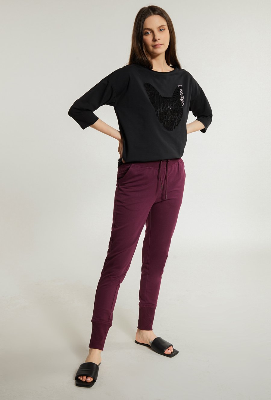 Czarna bluza z cekinową aplikacją