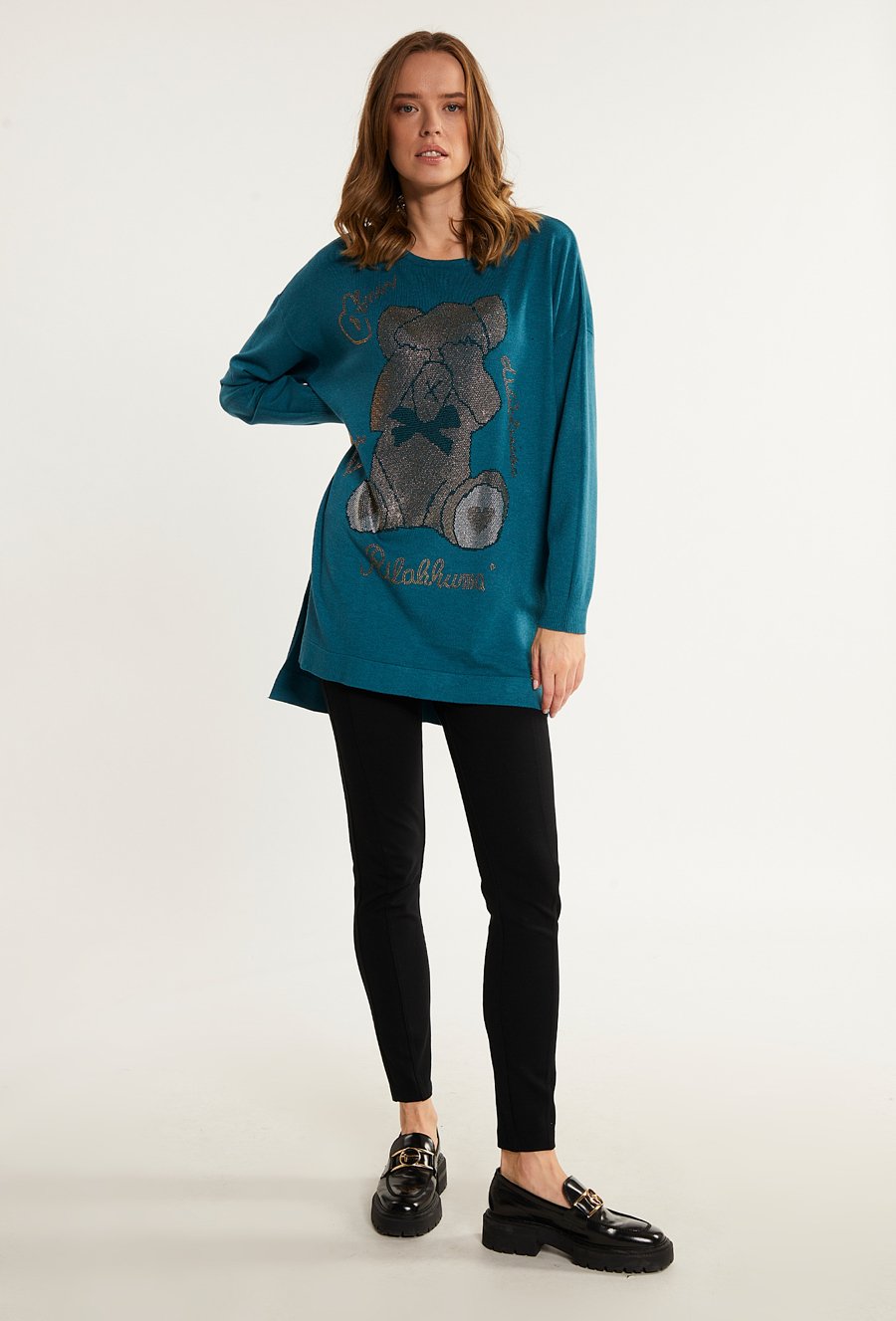 Długi sweter damski z dżetowym wzorem