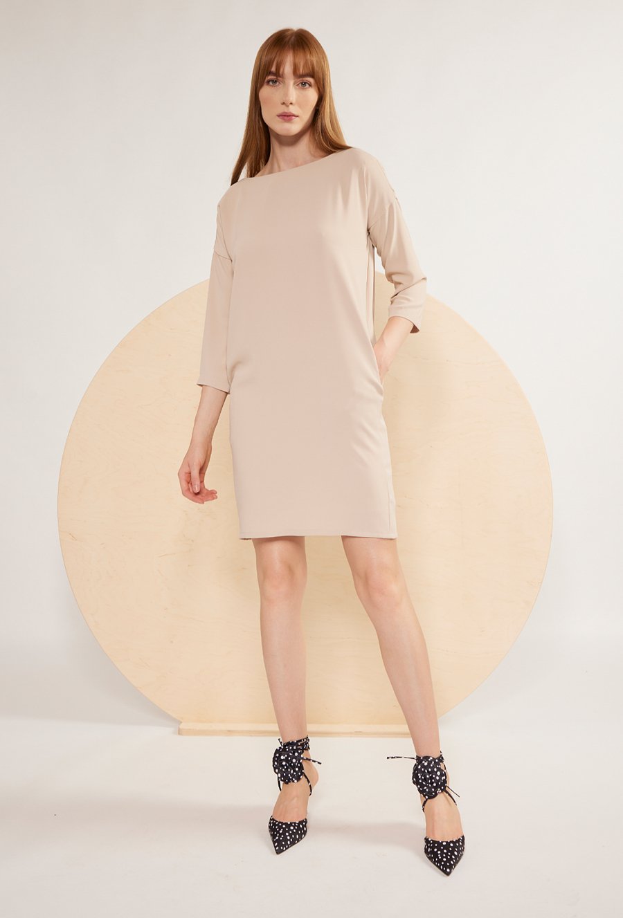 Sukienka o prostym kroju z dekoltem na plecach