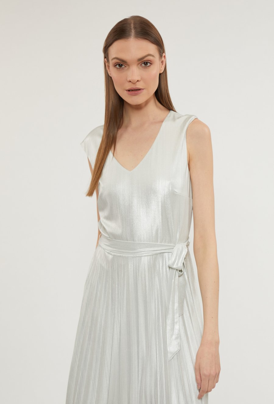 Połyskująca sukienka w eleganckim stylu