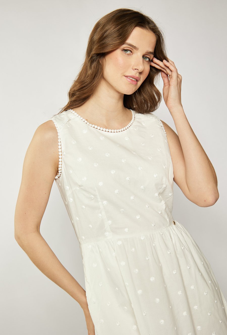 Sukienka z koronkowym wykończeniem