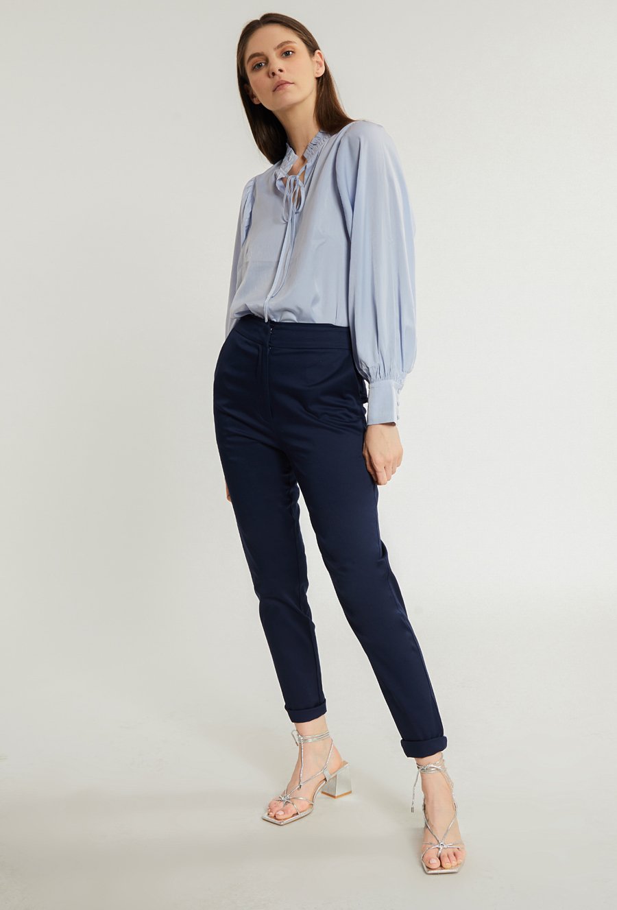 Granatowe dopasowane spodnie