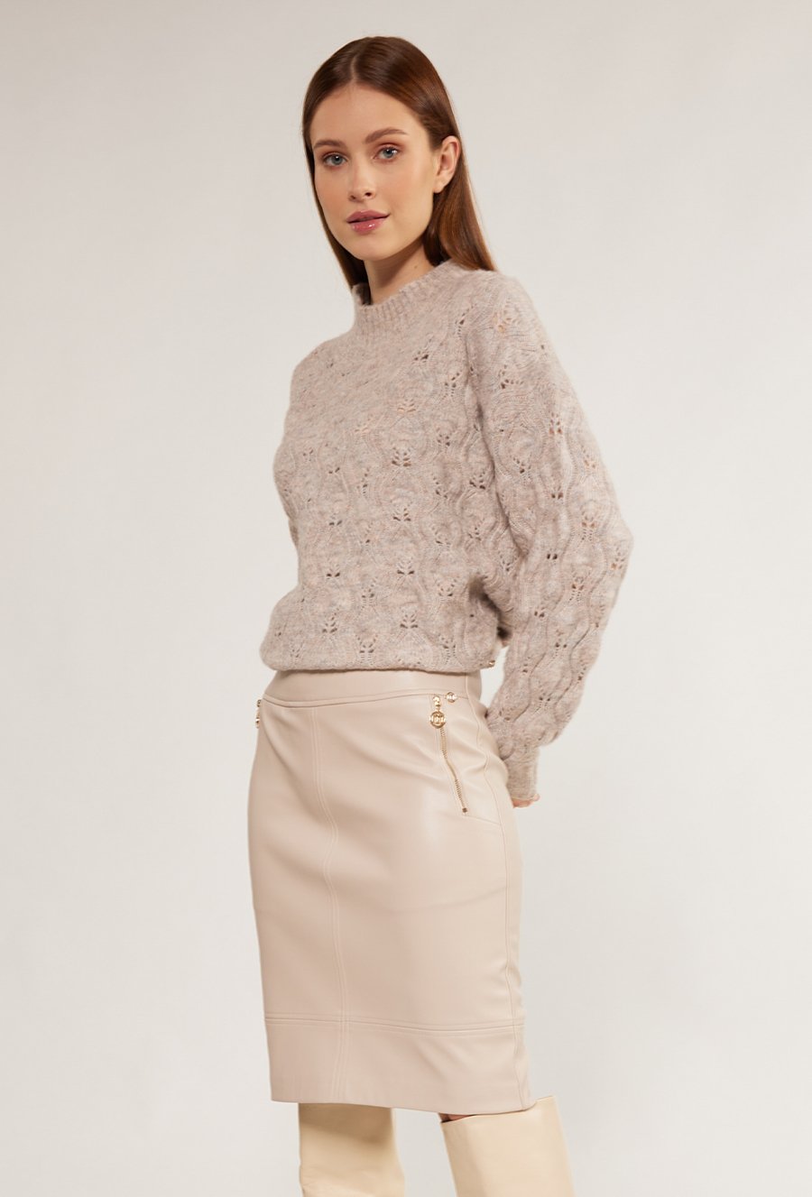 Sp&oacute;dnica z imitacji sk&oacute;ry