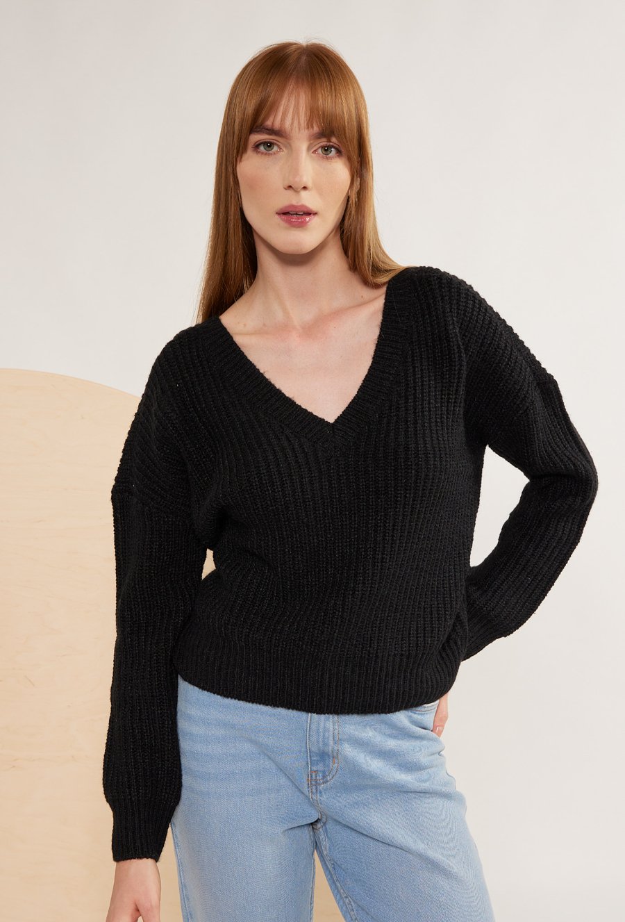 Czarny sweter z dekoltem V