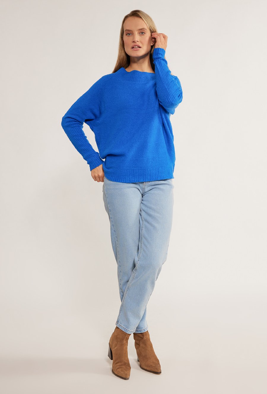 Gładki sweter o luźnym kroju