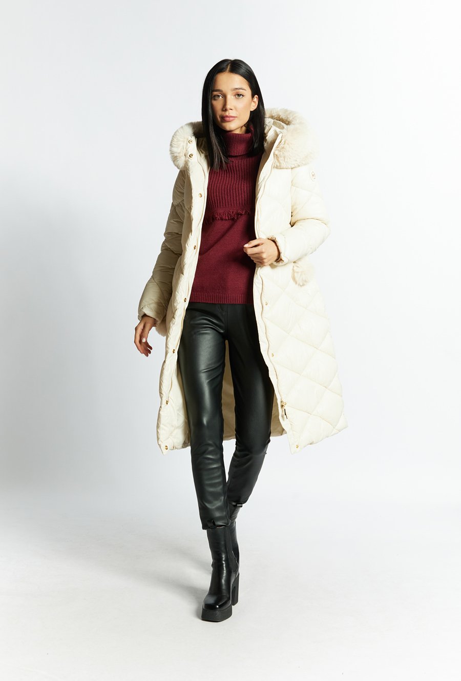 Płaszcz damski z ozdobnym pomponem