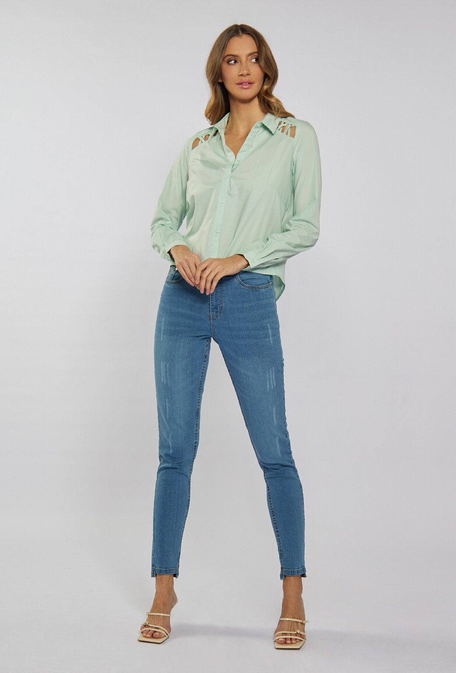 Koszula z ozdobnym wycięciem