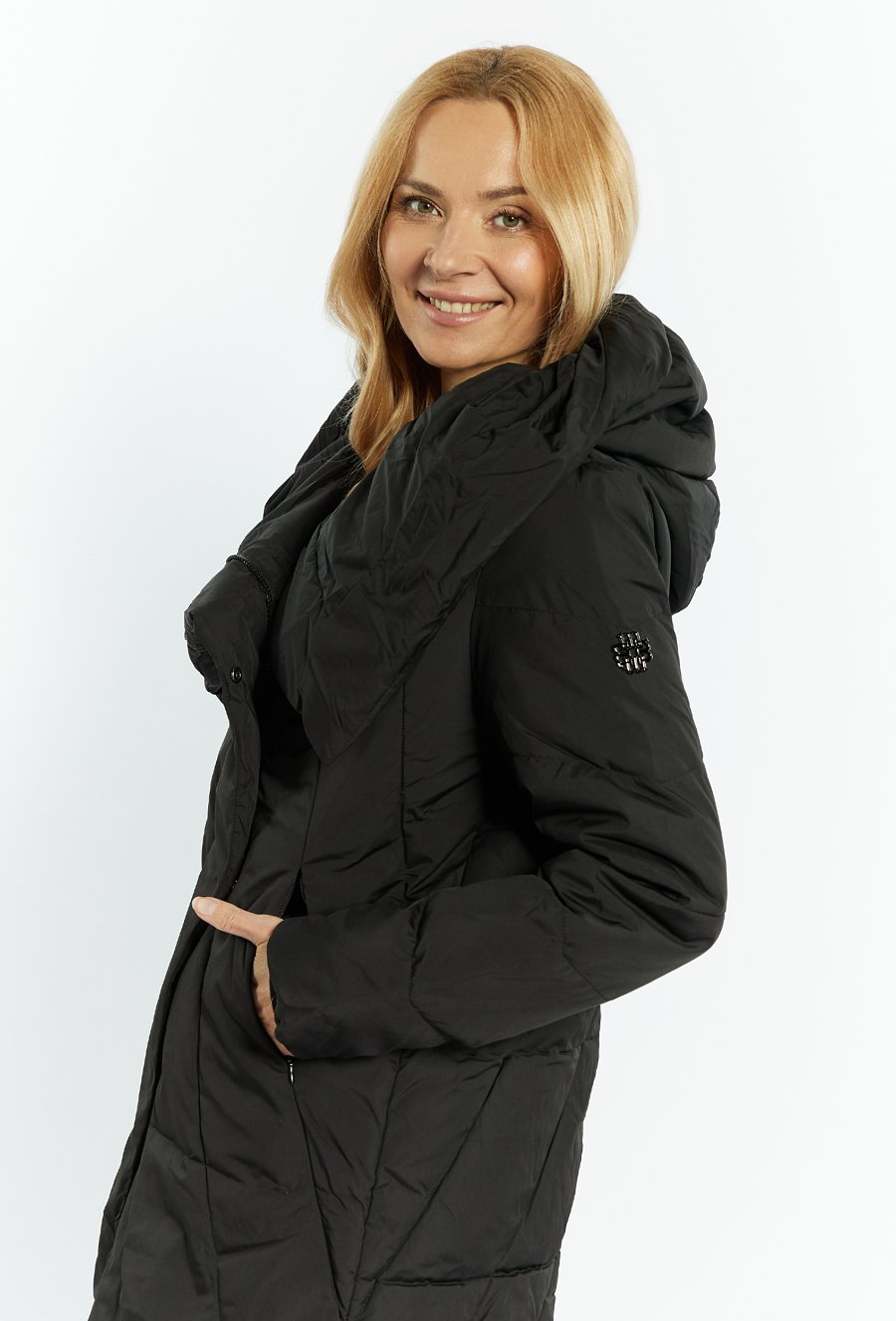 Płaszcz damski z obszernym kapturem