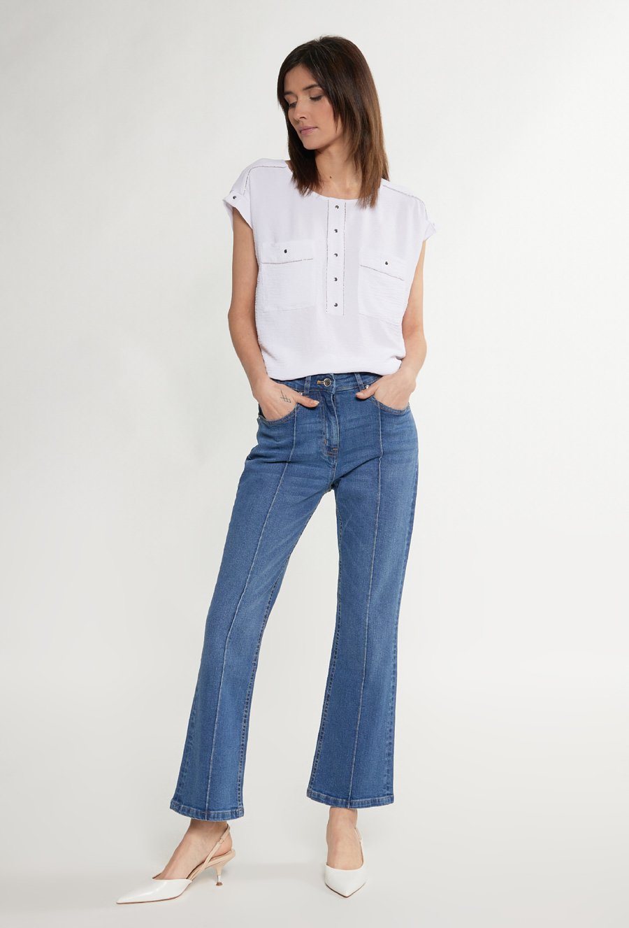 Jeansy z rozszerzanymi nogawkami