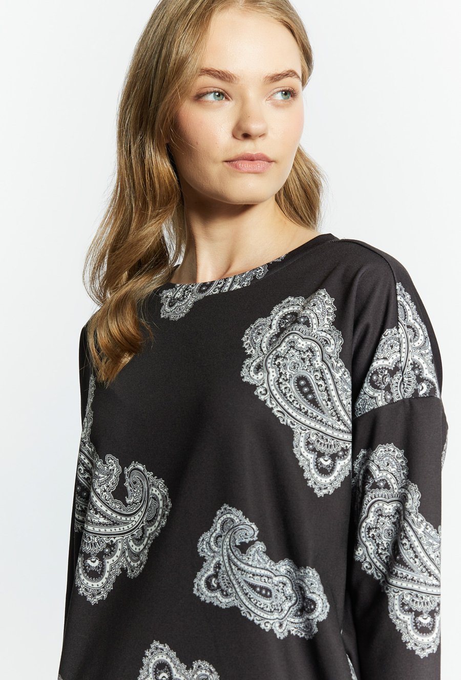 Sukienka damska z ciekawym wzorem