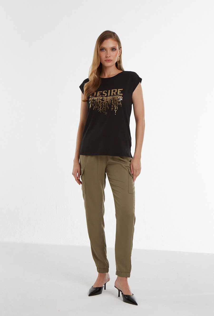 Czarny t-shirt ze złotą aplikacją