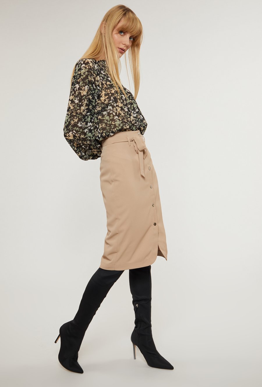 Beżowa oł&oacute;wkowa sp&oacute;dnica na guziki