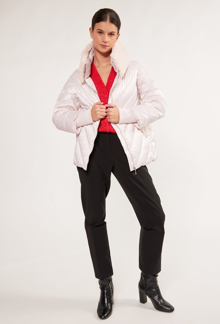 Kr&oacute;tka kurtka z pikowaniem