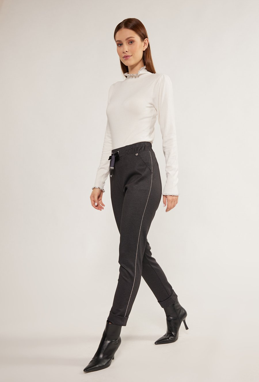 Materiałowe spodnie w drobny wz&oacute;r