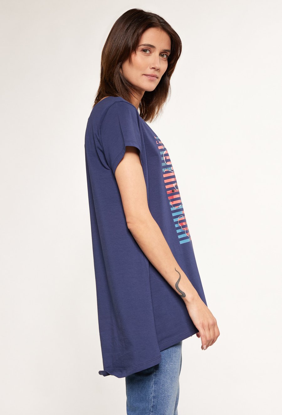 T-shirt damski z dłuższym tyłem