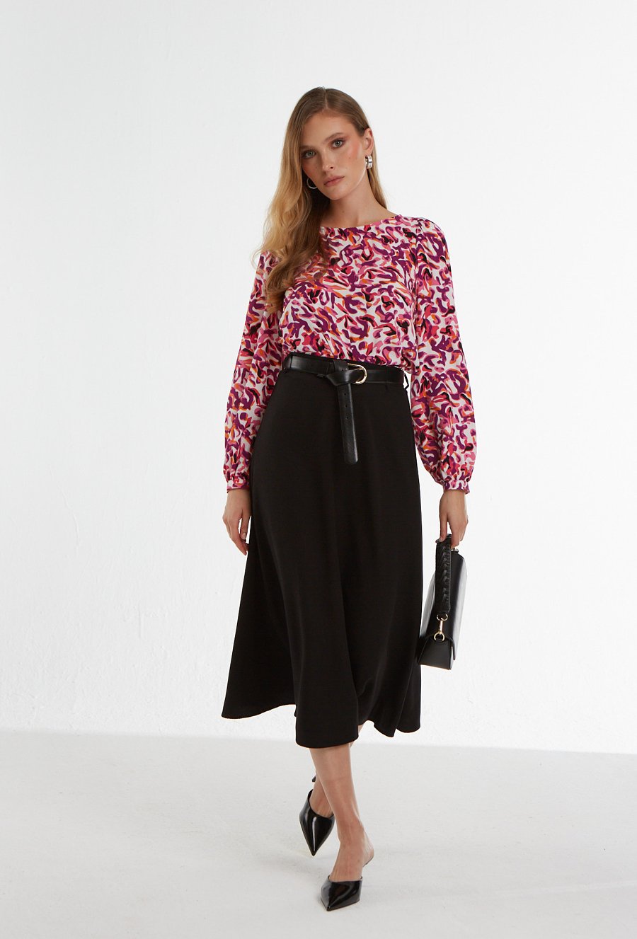 Satynowa bluzka w r&oacute;żowy wz&oacute;r