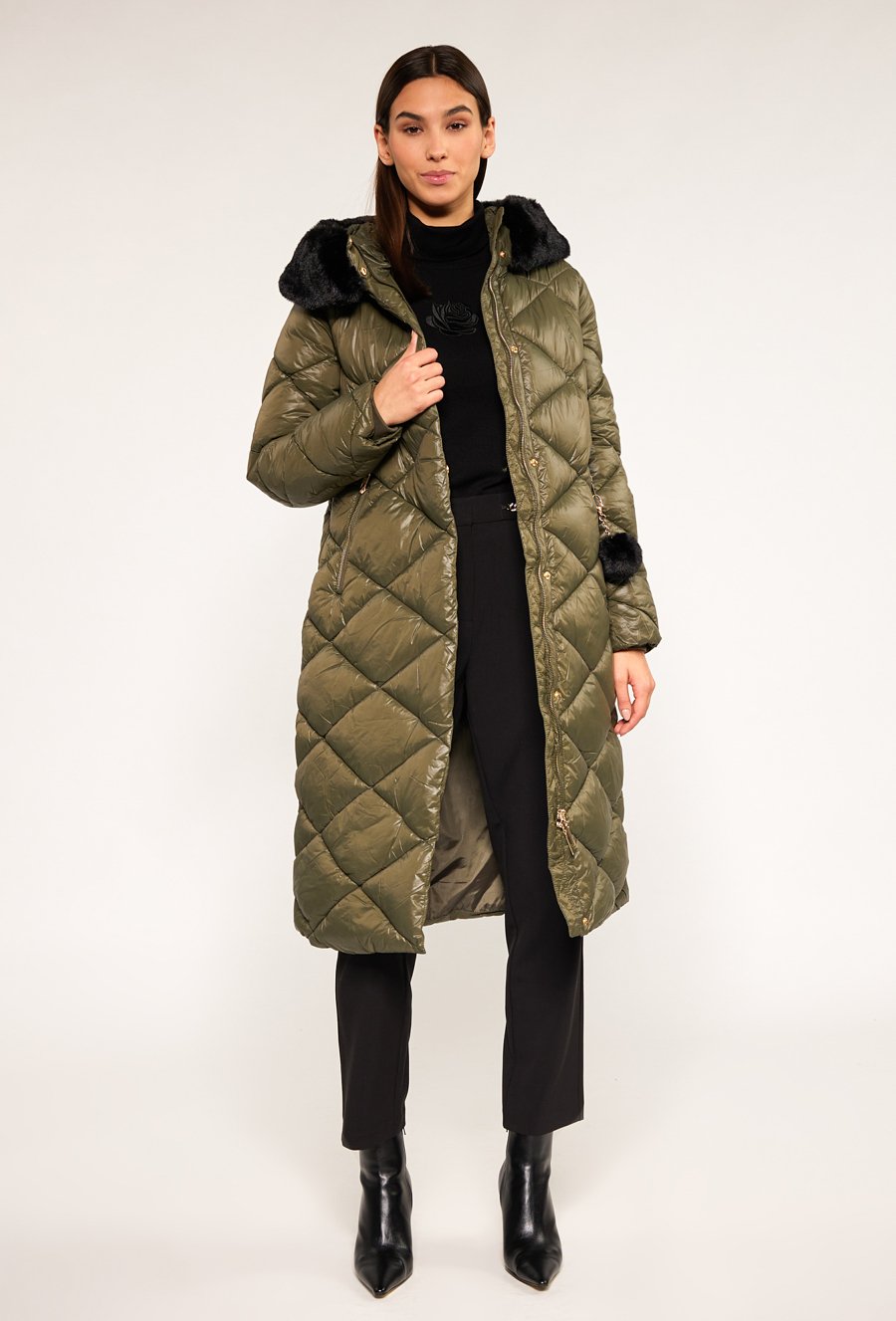 Pikowany płaszcz damski z kapturem