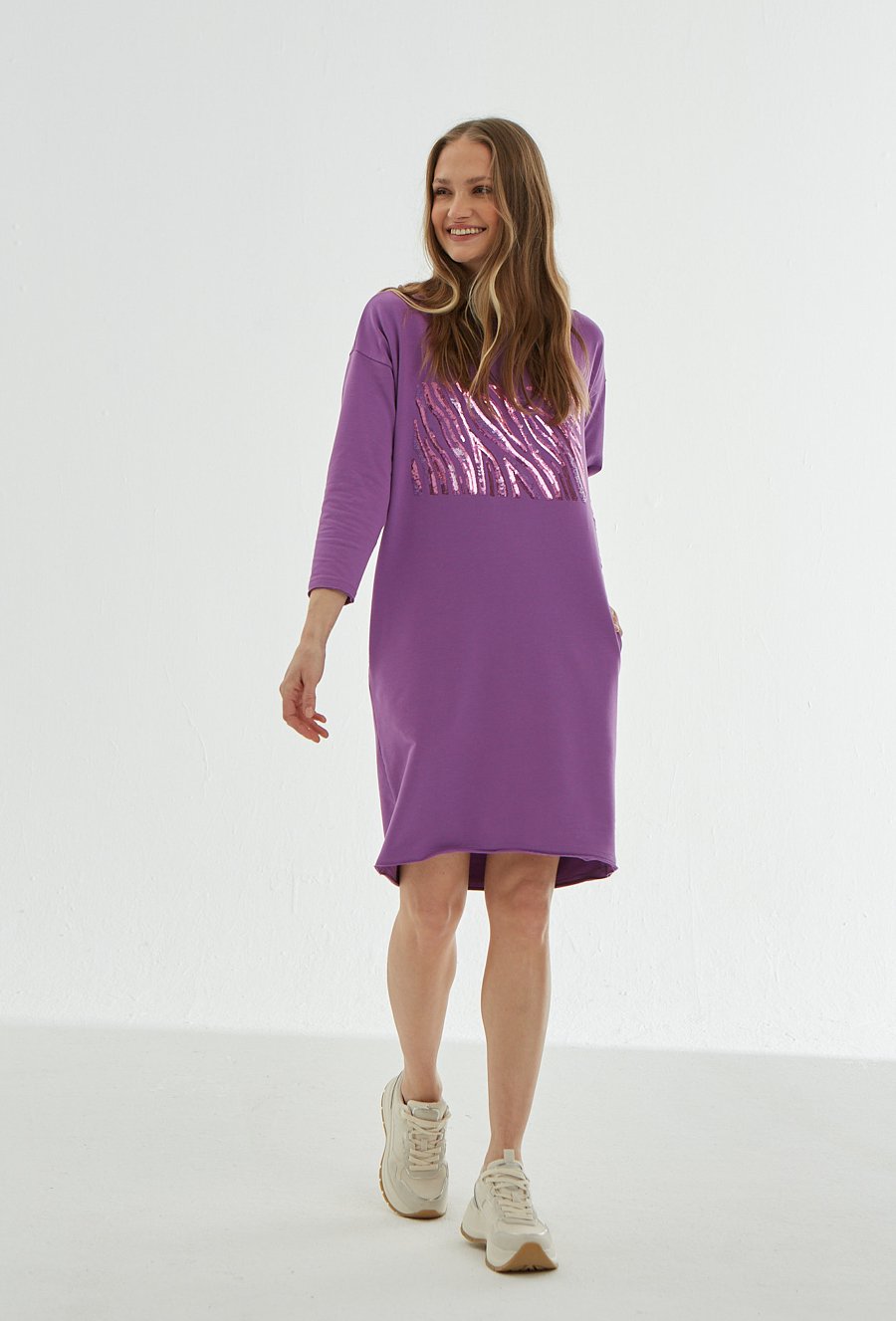 Sukienka z cekinową aplikacją