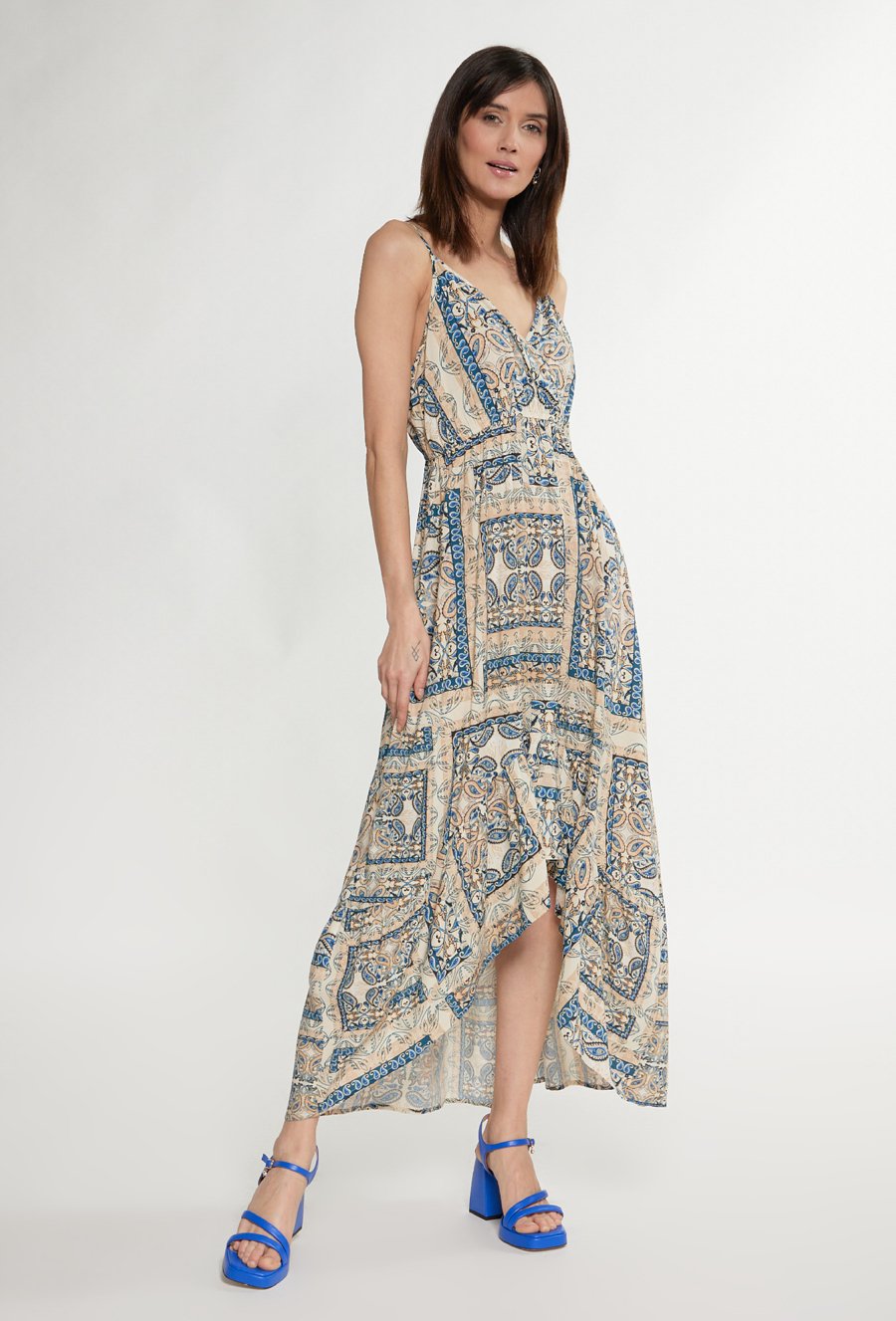 Wzorzysta sukienka z dłuższym tyłem