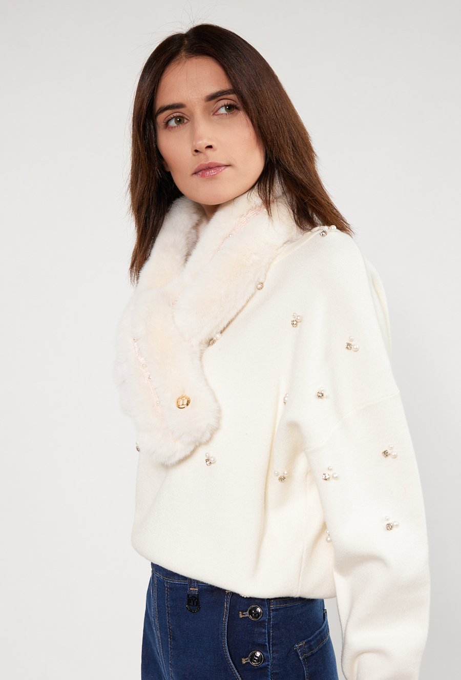 Szal z biżuteryjną aplikacją