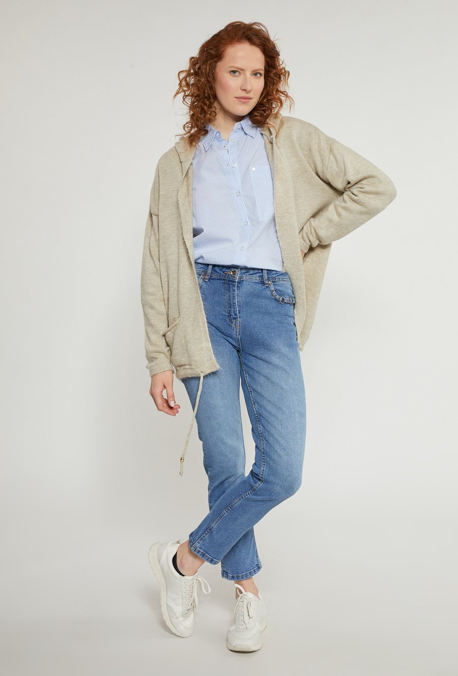 Sweter damski typu narzutka z kapturem