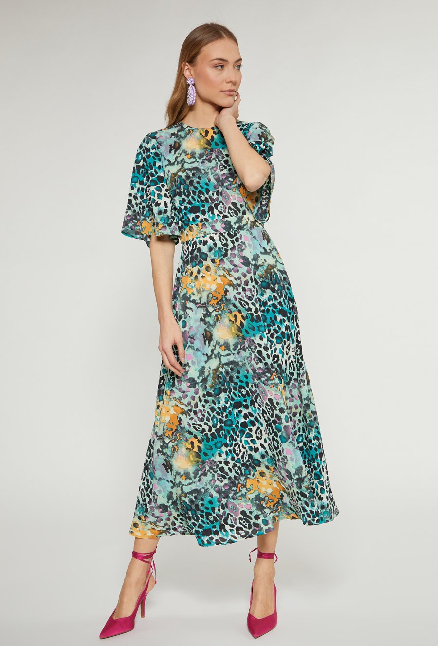 Długa satynowa sukienka w zwierzęcy print