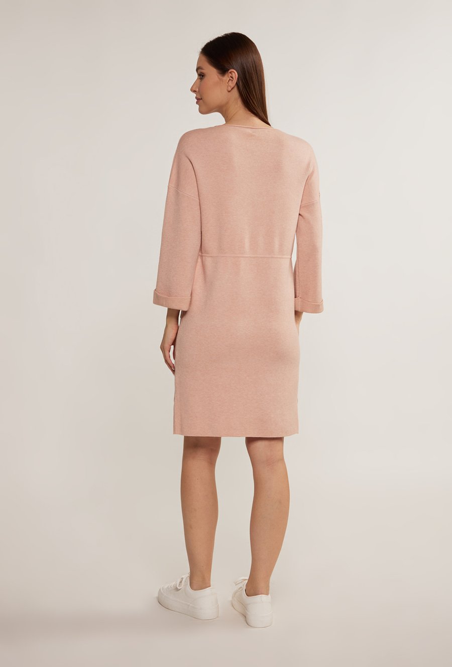 Swetrowa sukienka ze ściągaczem w talii