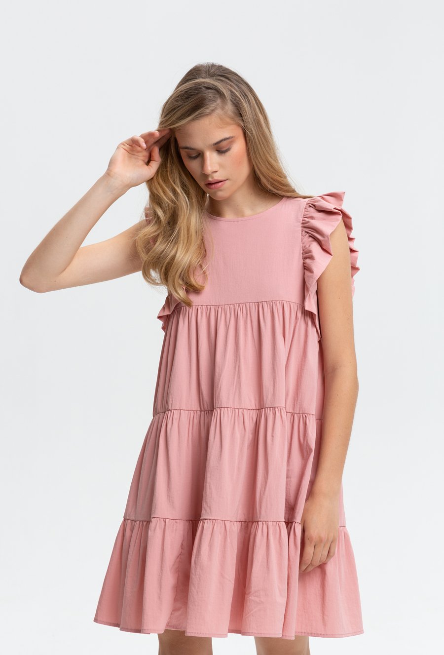 R&oacute;żowa mini sukienka z falbaną