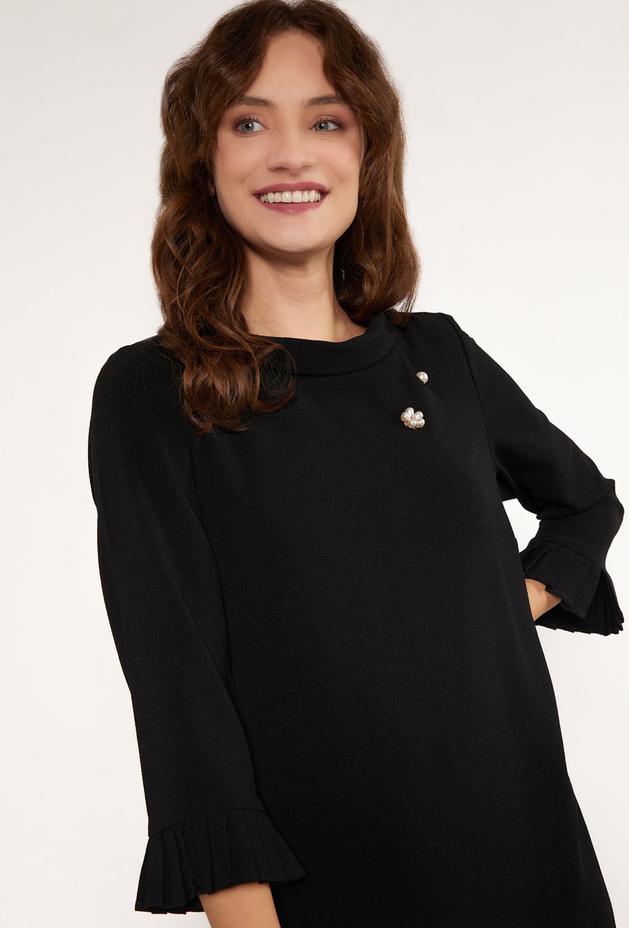 Elegancka sukienka z broszką