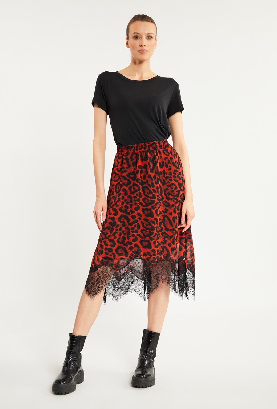 Wzorzysta sp&oacute;dnica z koronką