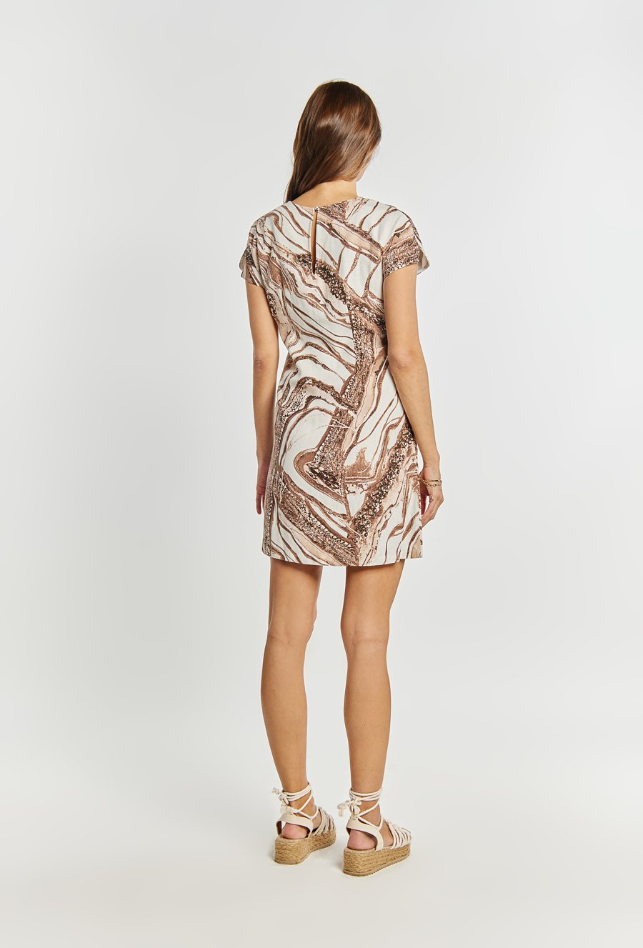 Sukienka lniana o swobodnym kroju