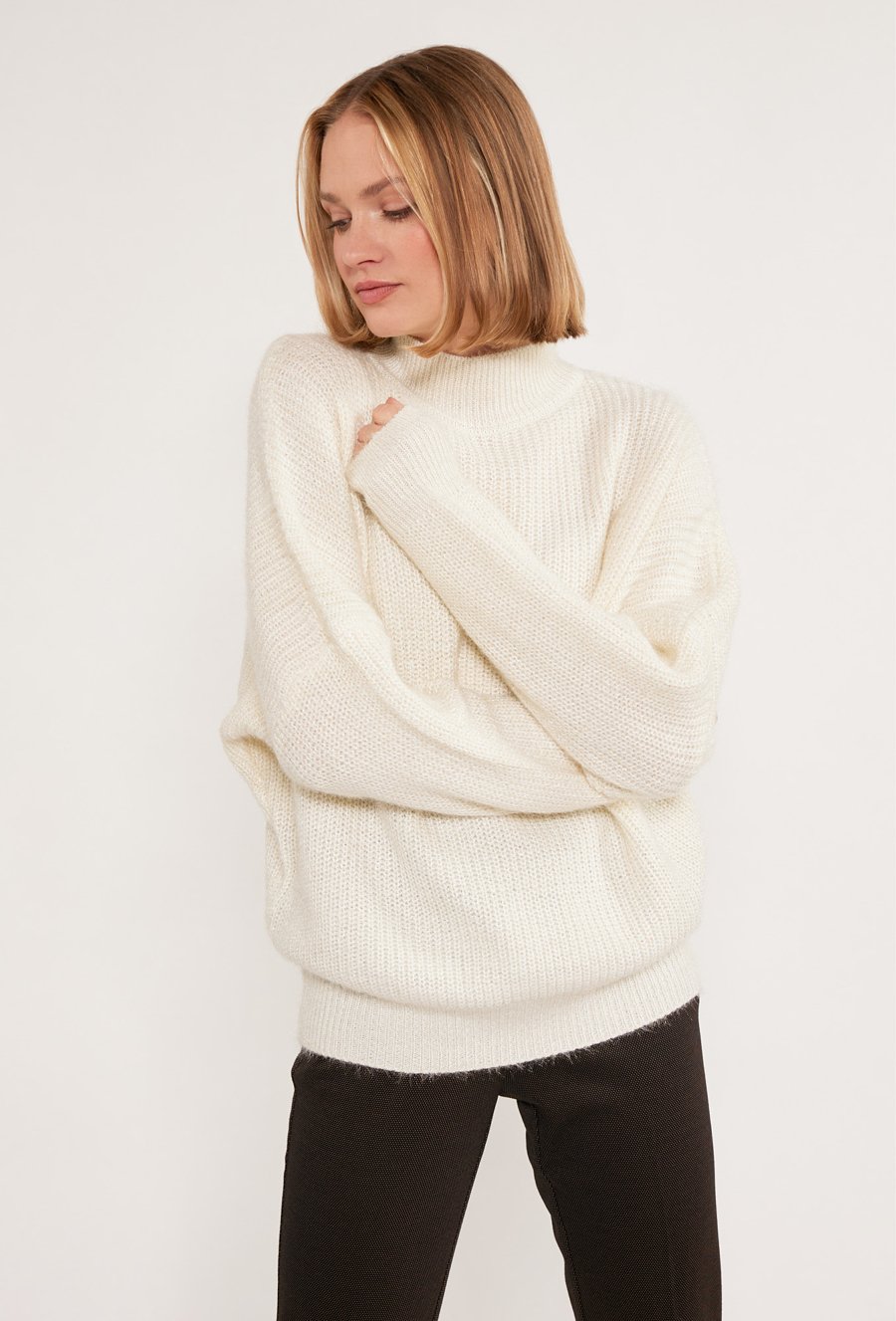 Sweter o swobodnym kroju