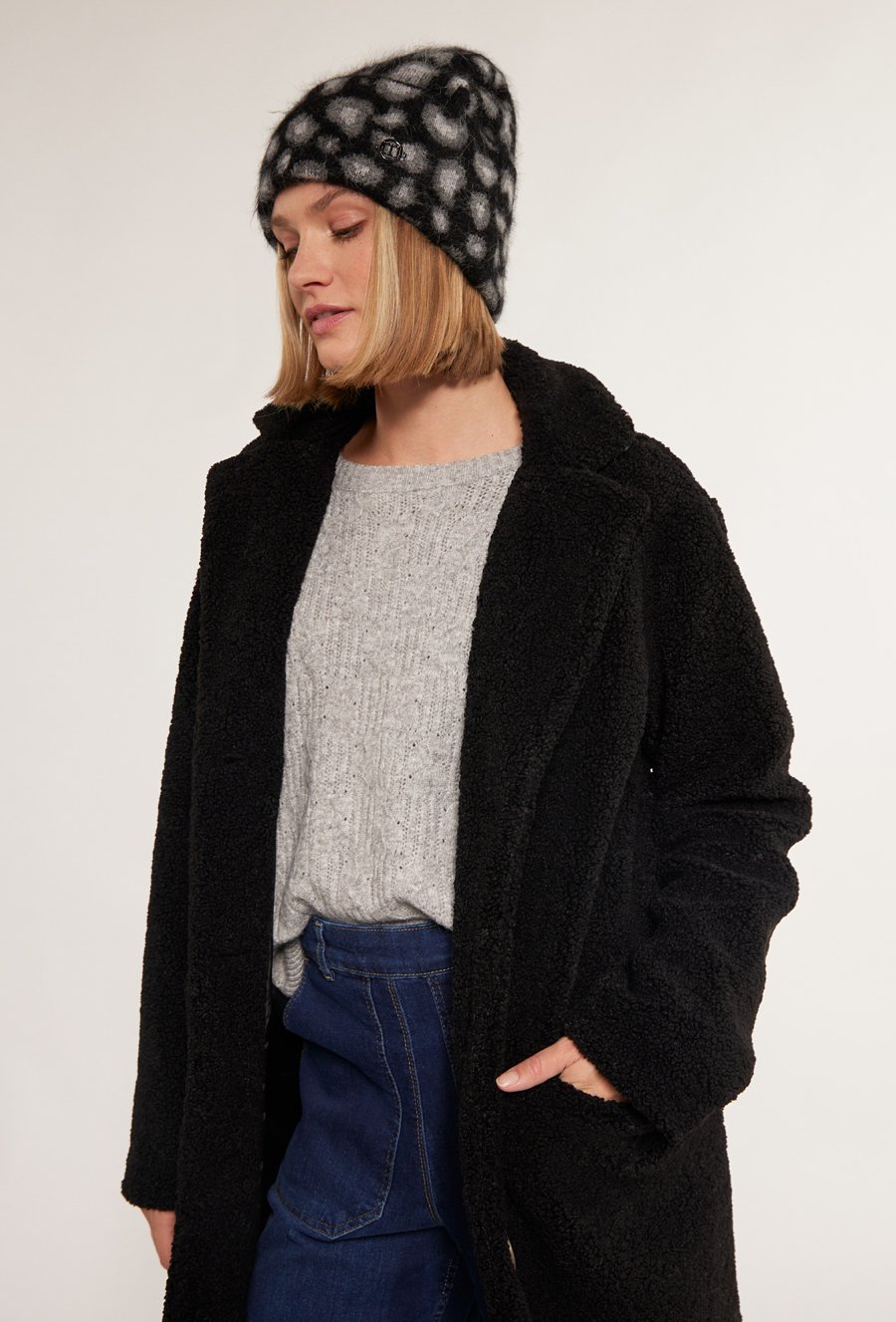 Wzorzysta czapka z włosiem