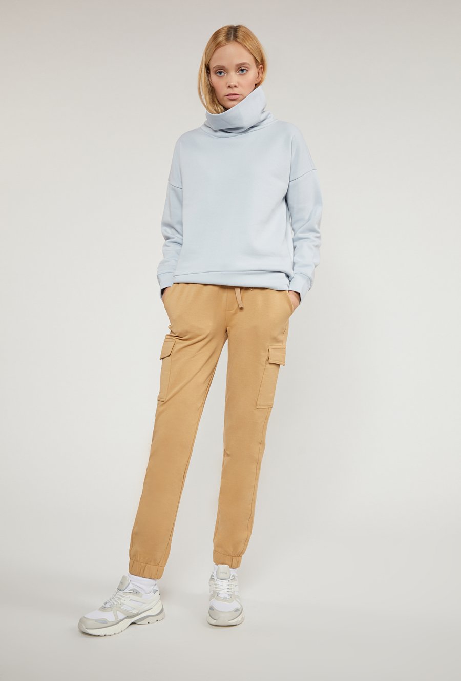 Spodnie dresowe typu cargo