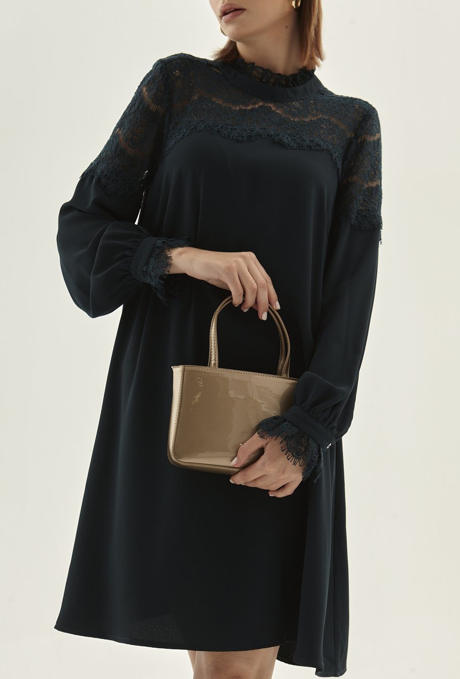 Zielona sukienka z koronkowym panelem