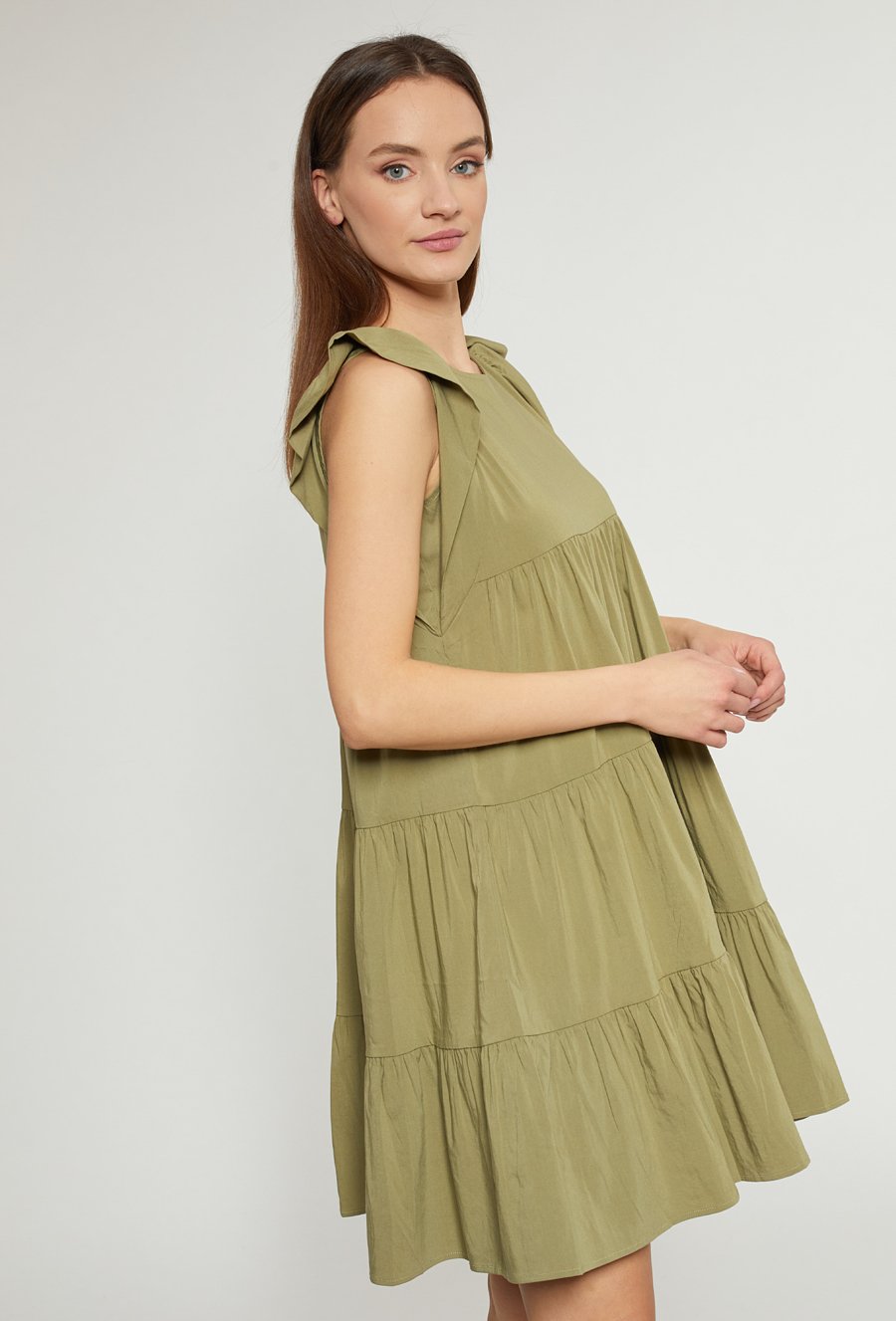 Gładka sukienka z falbanami