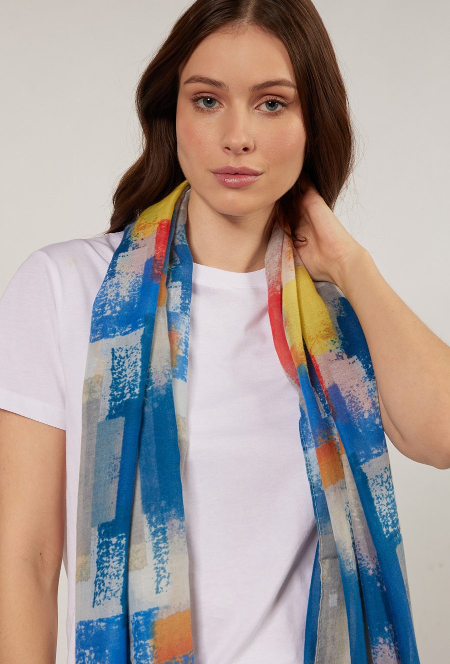 Kolorowy szal z frędzlami