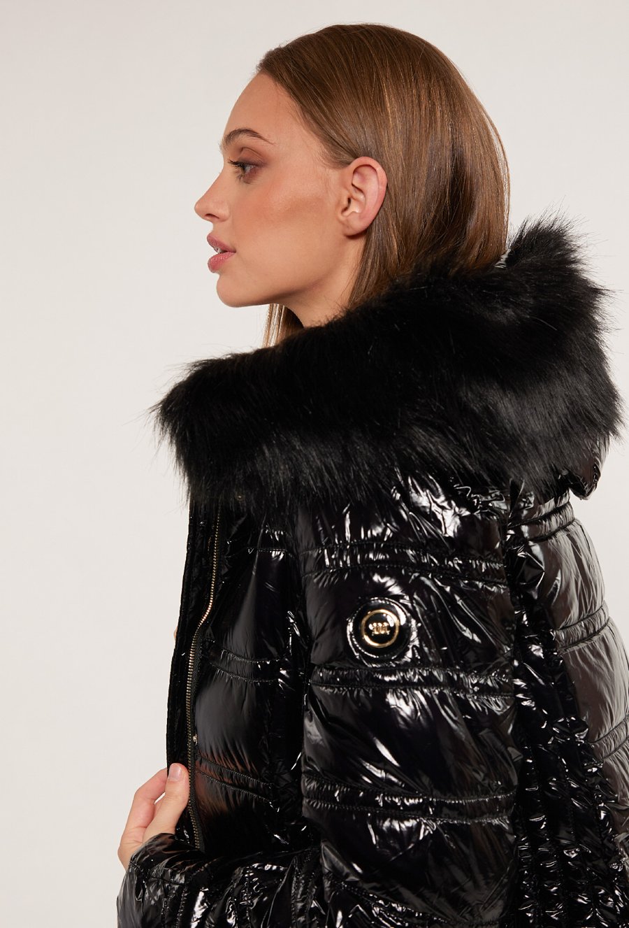 Błyszczący płaszcz damski