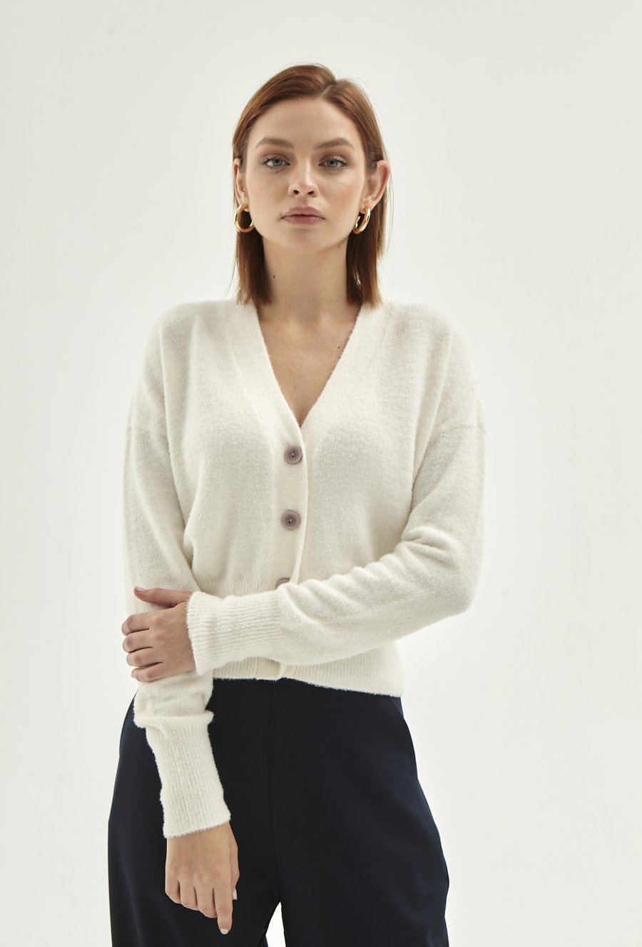 Biały kardigan z efektem moheru