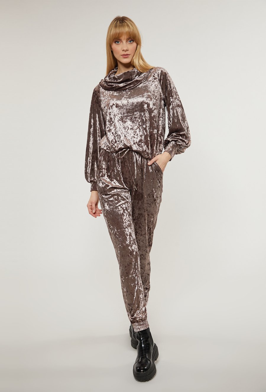 Welurowa bluza z szerokim golfem