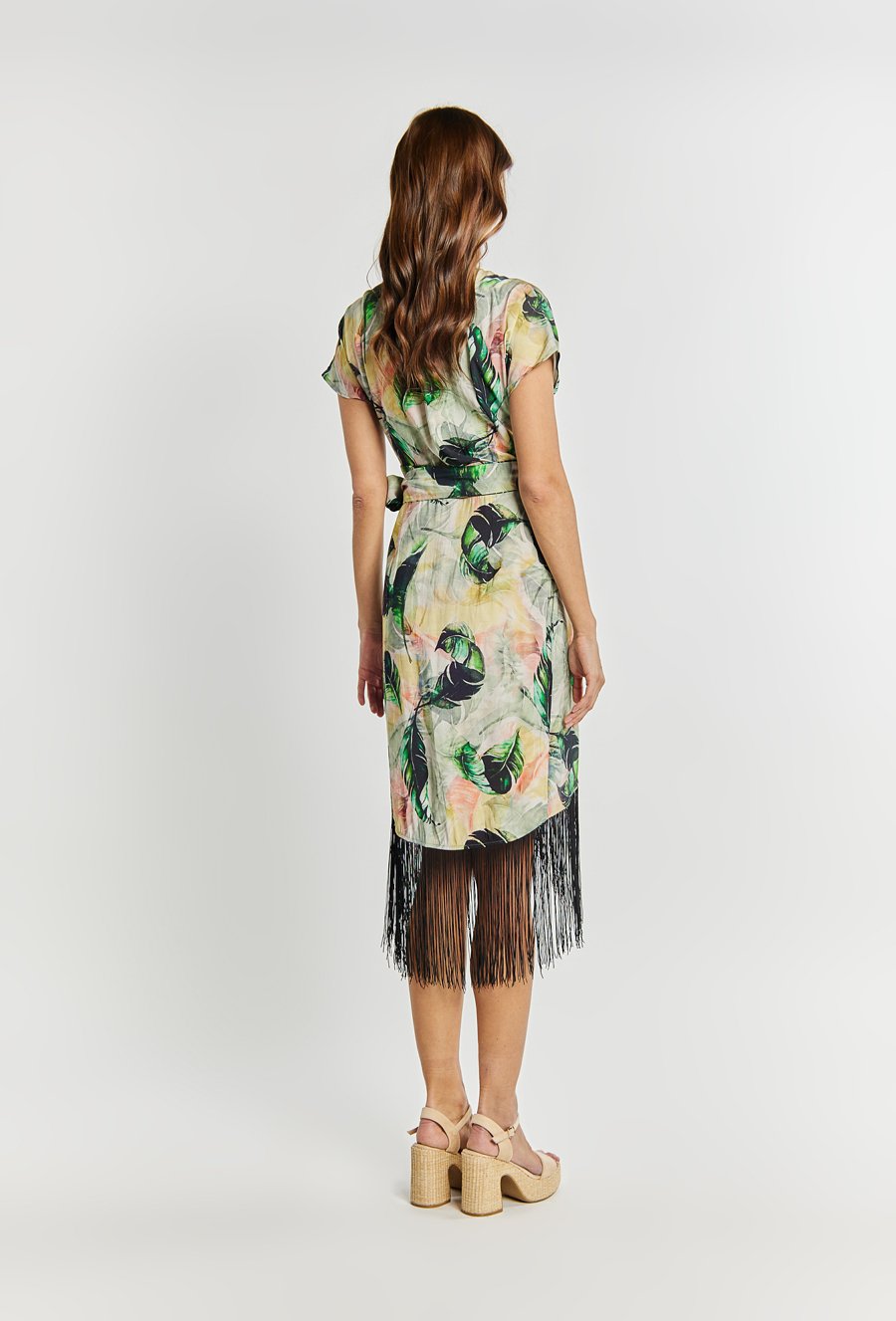 Wzorzysta sukienka z frędzlami