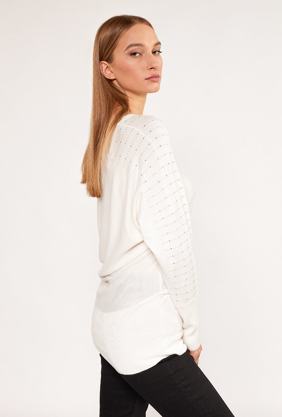 Sweter z aplikacją na rękawach